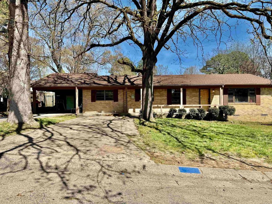 Spacious home ready for a new owner near Lakewood Lake #3. Three bedrooms, two full bathrooms, sunroom and den. A large backyard perfect for outdoor entertaining on the patio. Enjoy a short walk to the lake, tennis courts and park area amenities. Roof 2019, HVAC 2020. Call today for a showing!