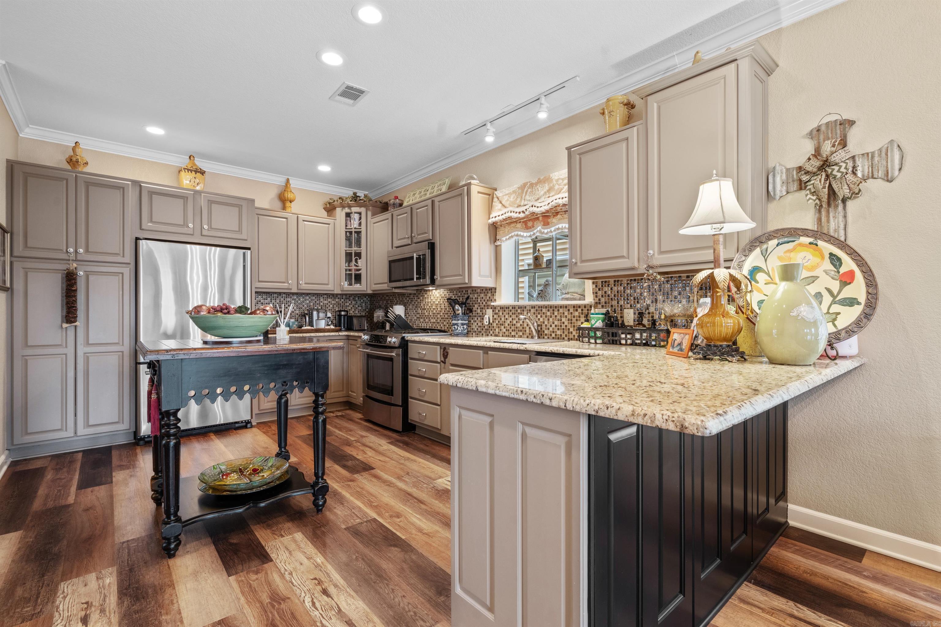 MAJESTIC LAKE VILLAGE TOWNHOMES - Residential