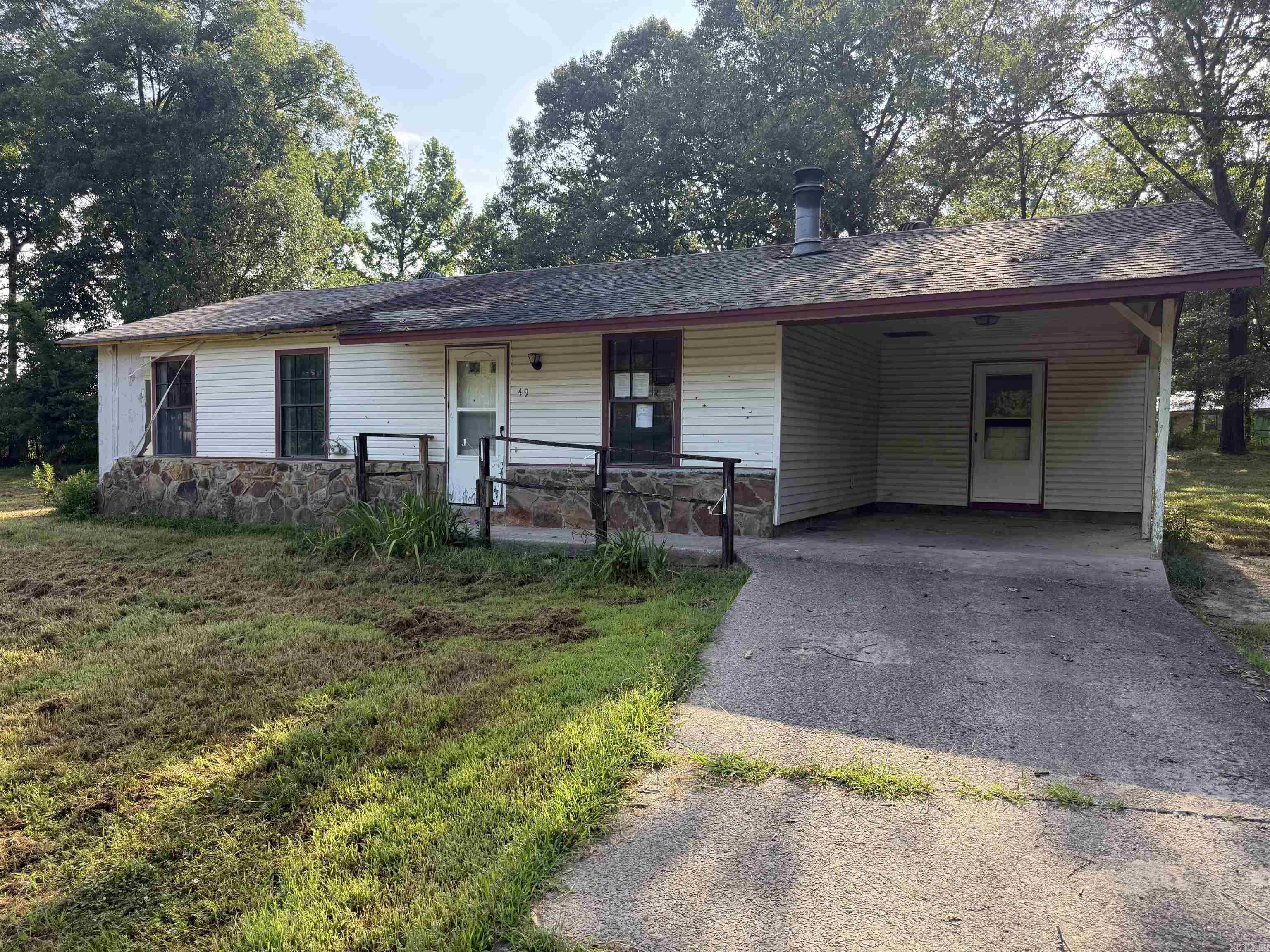 3br/1.5ba ranch style home on a level tree shaded lot. Great location convenient to Greenbrier and Conway. HUD Case# 031-426763. HUD Homes are sold As-Is with no representations, warranties or disclosures. Ask your agent for details and submit offers on www.HUDHomeStore.gov. SEE AGENT REMARKS for additional information and check HUDHomeStore.gov for property availability. Managed by www.ateamrealtyinc.com.