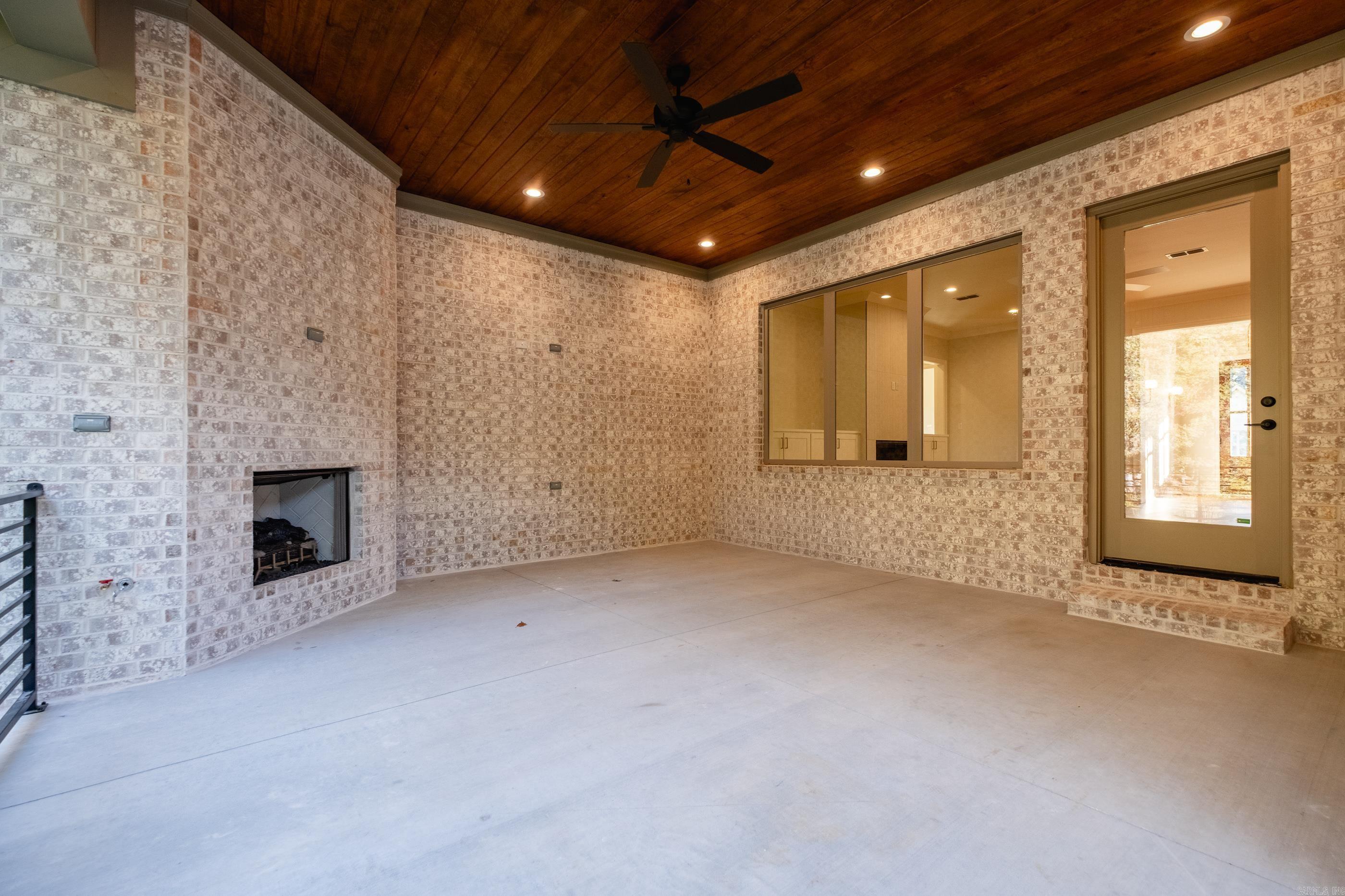 BEAR DEN ESTATES - Residential