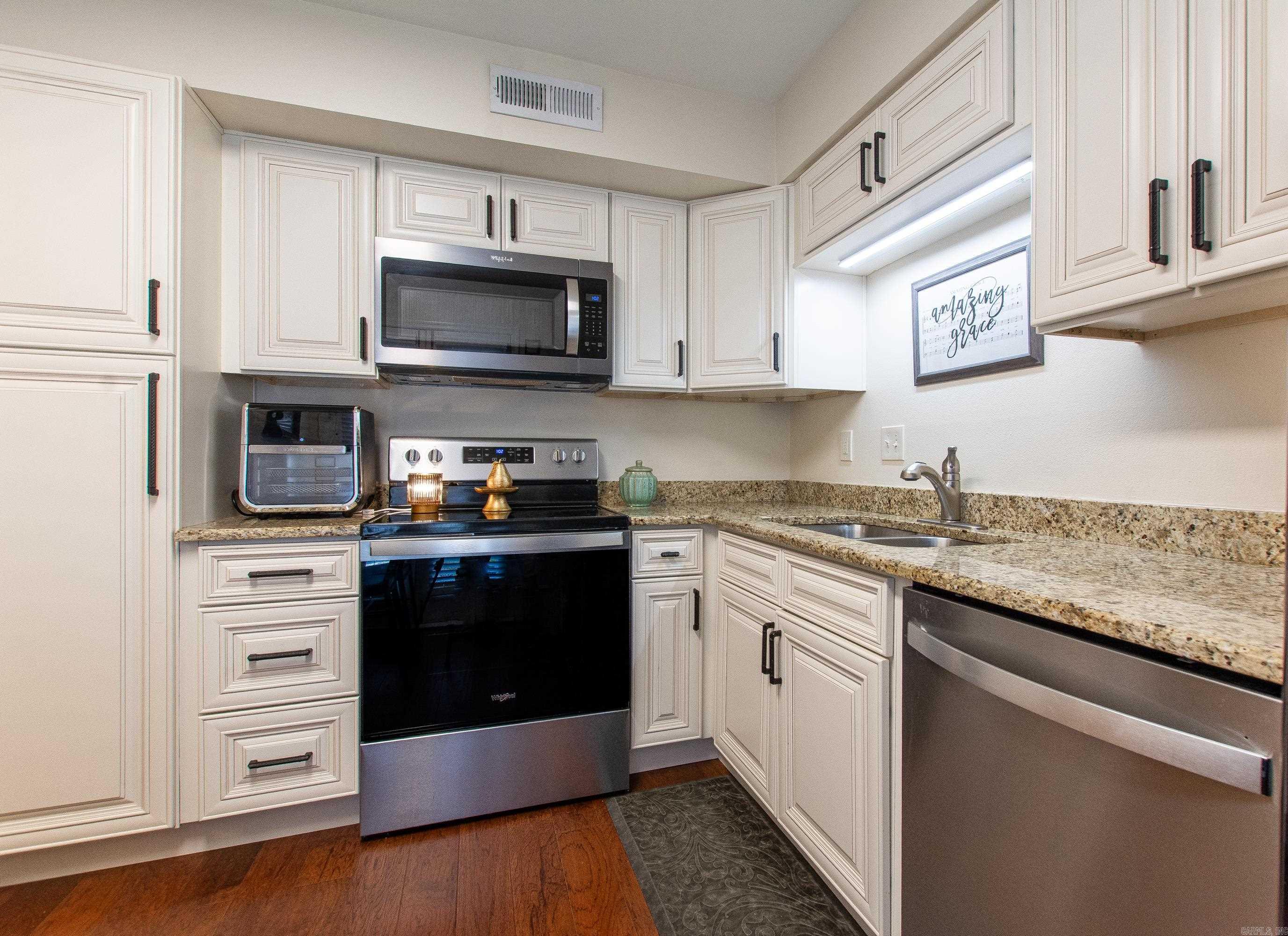 KINGSBRIDGE TWNHSE - Residential