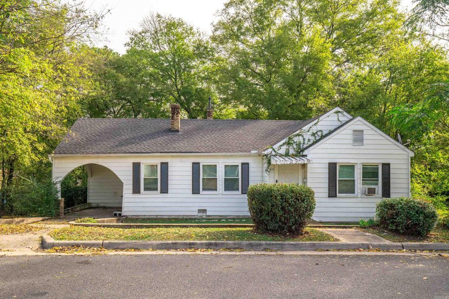 Are you interested in an investment opportunity AND an STR LICENSE?? This cute 3/1 offers BOTH!! NEW CENTRAL HEAT & AIR HAS BEEN INSTALLED AND THE BATHROOM UPDATED. It has a new roof and new windows and a new gas line. It is in great condition and comes fully furnished. The backyard is fenced and has a fire pit. This cute cottage is ready for NIGHTLY or long term rentals  Rented regularly on VRBO