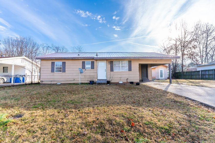 Welcome to Market 205 N 15th Ave Paragould, AR!  This adorable home is 3br/1ba with 1124 sq ft.  Ideal for primary residence or as rental home for investors.  Priced to sell!  Call today for your tour!