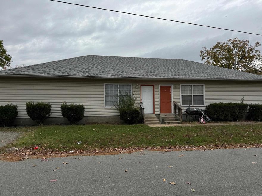 Spacious 3 bed 1 bath duplex in a great location just a mile from I630. Rent $995  but receive half off first months rent.   Fill out the application and we will set up a showing with you...if you decide that you want the property...we will collect $25 for each application (each person over 18 living in home has to fill out a separate application) PLEASE MAKE SURE YOU UPLOAD ALL ATTACHMENTS,,, APPLICATIONS WILL NOT BE PROCESSED WITHOUT THESE ITEMS. IF YOU HAVE BEEN ON YOUR JOB LESS THAN 1 YEAR..... WE WILL NEED TO KNOW THE PREVIOUS EMPLOYER AND/OR SEE W2 FOR THAT YEAR  Rent: $995 Deposit: $995