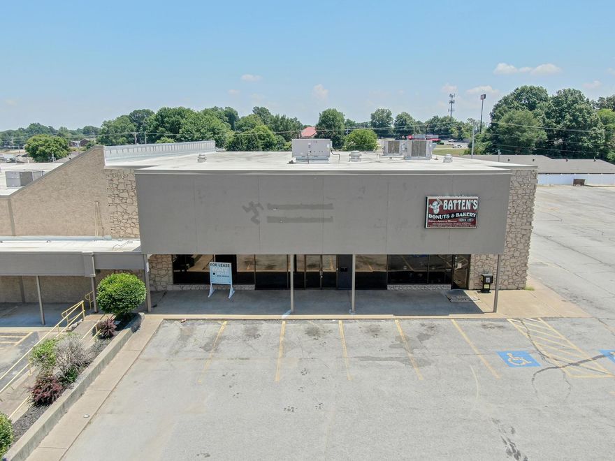 Large retail space for any business ready for new tenants.  Great central location and located with many well established businesses. NEXT TO BATTEN'S DONUTS AND SOUTHERN BANK, LOTS OF OPPORTUNITY HERE FOR THE RIGHT TENANTS, GIVE AGENT A CALL TO SEE THE PROPERTY LEASE IS MONTHLY AND HAS COMMON AREA MAINT. AND TAX AND INS. ADDED MONTHLY BASED ON SQ FT.   Lease is based on price per ft.