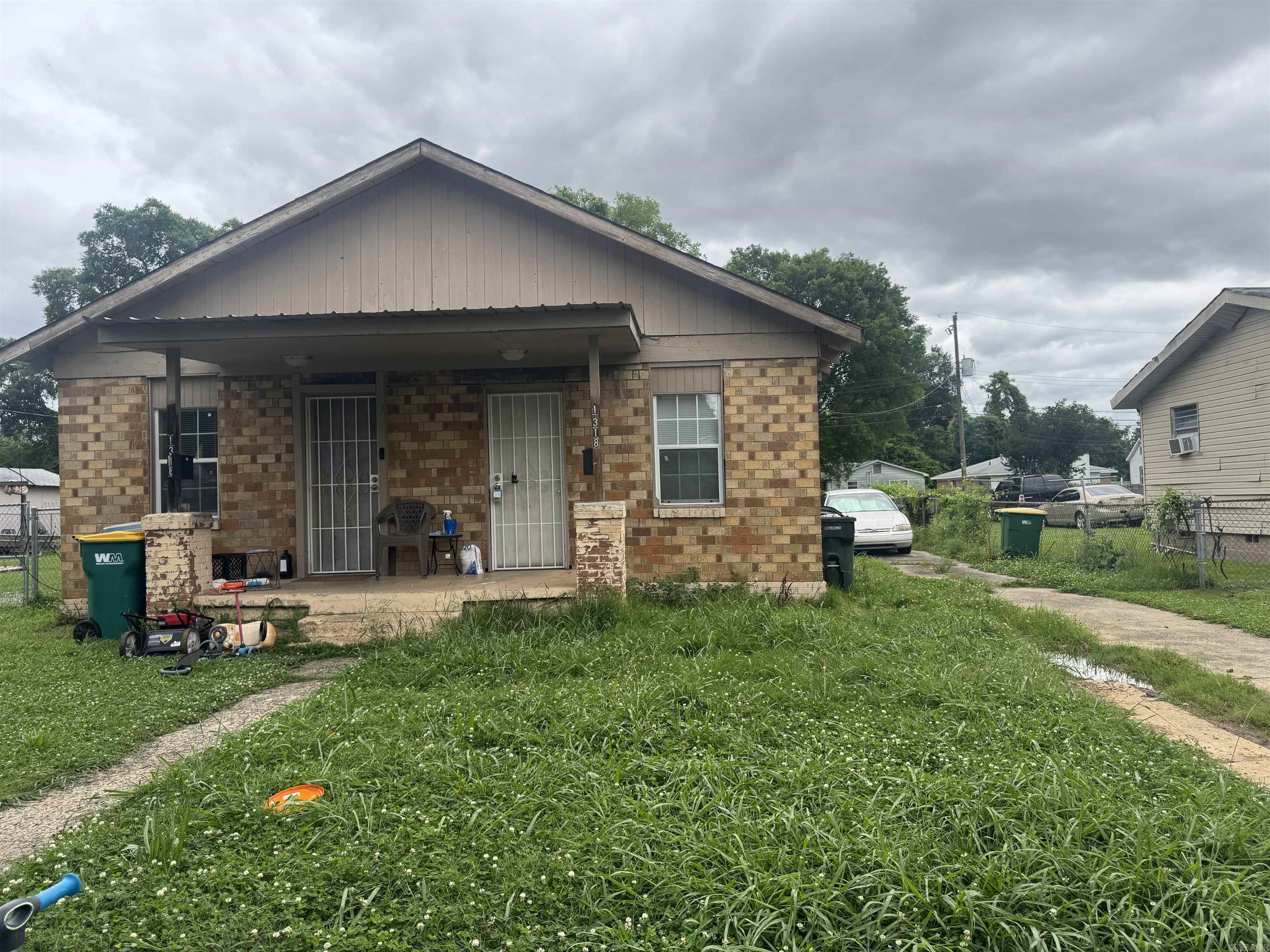 INVESTORS! LANDLORDS! Don't miss this opportunity! Recently updated. NEW ROOF! Updated kitchen and bathrooms. Tenant ready!! Easch side has 3 beds and 2 baths One side is currently occupied- the other is vacant.