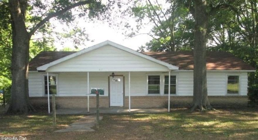 Two bedroom one bath home located in the heart of Smackover. Tile enclosed Jacuzzi tub is a added feature. Kitchen/dining room combination. Great first time home or investment property.