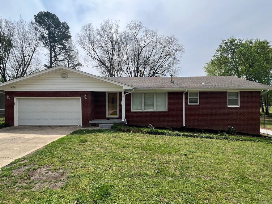 Spacious move in ready 2 bed 2 bath home with a double garage, dining room, laundry room and a large unfinished basement. This all brick home is located within walking distance to Jonesboro High School. Great backyard with a deck and shade trees!