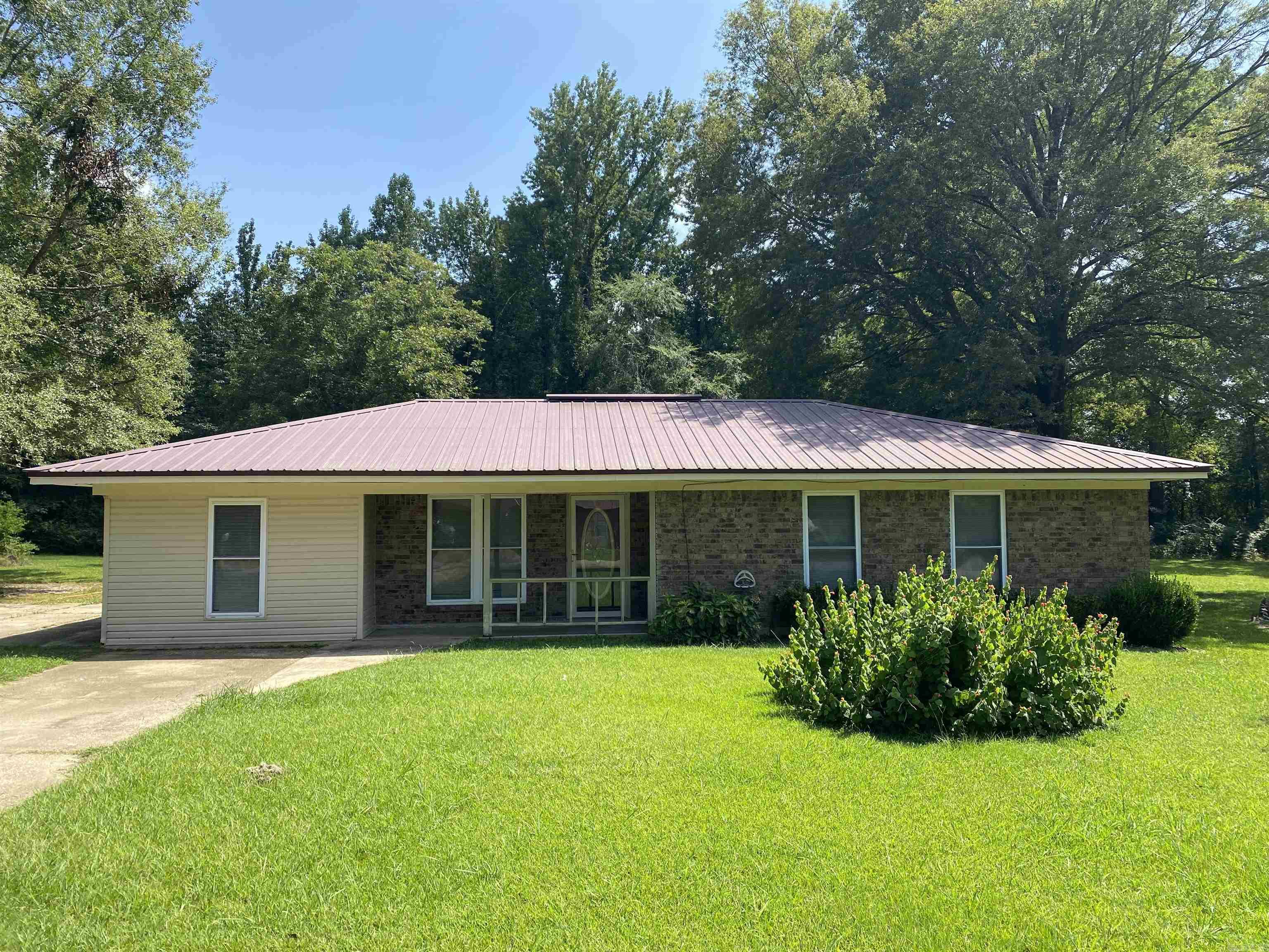 3 Bed / 1 Bath All electric brick home in North Crossett subdivision. 2018 Complete kitchen remodel and installed insulated windows. Metal roof approx 9 years. 12x16 shop.