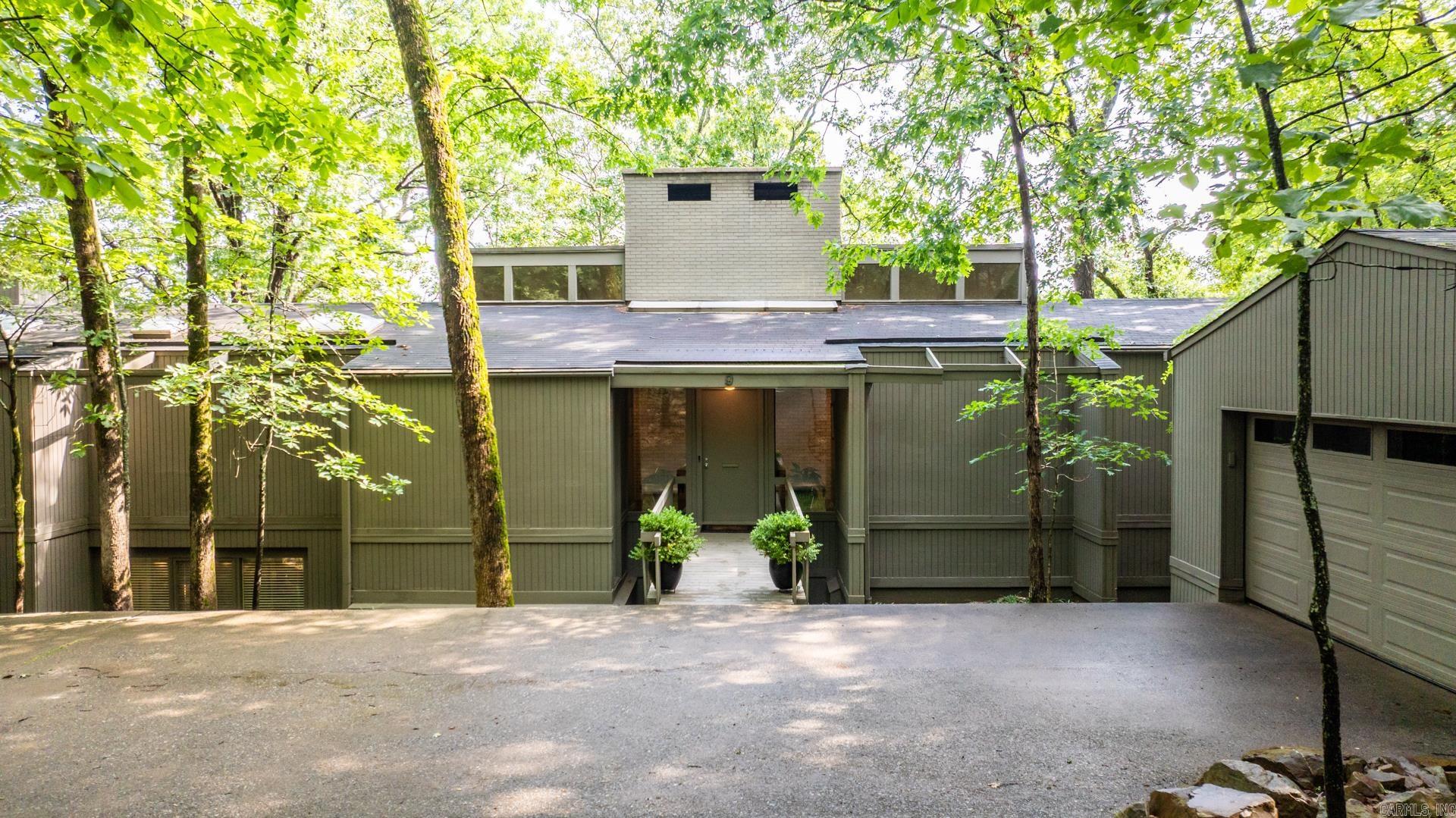 This beautiful home offers fabulous views of the Arkansas River and features spacious indoor and outdoor living. The main level living area has hardwoods, a fireplace, formal dining space and a wall of windows that flood the space with natural light. Enjoy your morning coffee on the deck just off the kitchen, perfectly positioned to take in the incredible view. The main-level master suite includes his-and-her closets, a cozy sitting area with a fireplace, and vaulted ceiling. Expansive upper and lower decks provide the ideal setting for entertaining or simply relaxing and soaking in the scenery. Downstairs, a private living area includes two bedrooms, a full bath, and a den that can be closed off from the rest of the home. Additionally, you'll find a spacious second living space with a pool table, another fireplace, wet bar, 4th bedroom (or office), full bath and a heated and cooled workshop ā ideal for hobbies or home projects. This home also comes equipped with a generator for added peace of mind. The carpet has been replaced since pictures were taken... pool table has been professionally disassembled and can convey if buyer is interested.