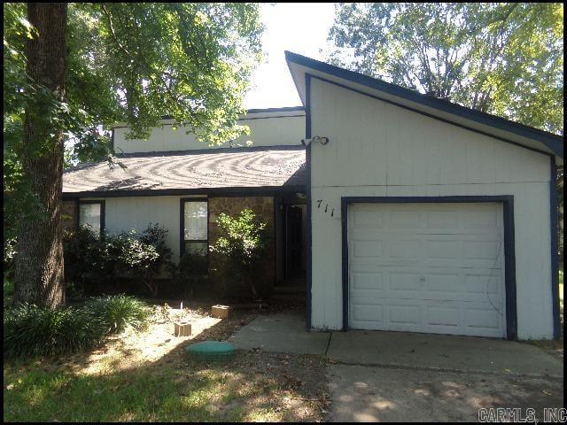 *JACKSONVILLE* CLOSE TO LITTLE ROCK AFB!! This 3 Bed And 2 Bath Home Features 1200 Sqft! Electric Range, Refrigerator, And Dishwasher Included! New Carpet! Washer/Dryer Hookups! Has Lovely Deck and Fenced Backyard! Central Heat And Air, With HVAC Updated In 2025! 1 Car Garage For Parking! PET FRIENDLY!! AVAILABLE NOW!!! <a href='https://raineyrealty.com/virtualtour.php?r=ilsXKt'> Click here for a 360° Virtual Tour</a>