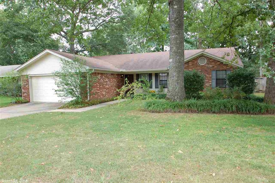 SELLERS WILL GIVE A $1600 ALLOWANCE FOR CARPET W/ ACCEPTABLE OFFER. 1 level brick/siding home located on a culdesac on a level private backyard.  Approx 1814 Sf w/ 3 bedrooms & 2 full baths. Kitchen w/ a pantry, & an eat-in area plus a large dining room.  Large greatroom w/ cathedral ceiling, fireplace w? gas logs & built-ins. Roomy laundry closet w? shelves off the kitchen area.  Wonderful covered patio in the fully fenced backyard.  2 car garage. Near the neighborhood pool, tennis courts, and clubhouse.