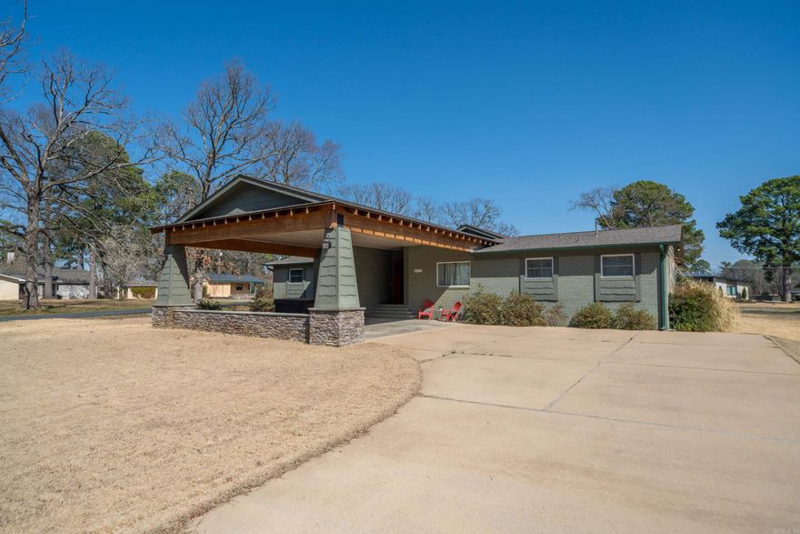 BOAT DOCK!!!!  This Beautifully Updated Home Sits Across The Street From Lake Hamilton And Includes A Boat Dock! This 3 Bedroom 3 Bath home is in the highly sought after 7 South area in Caroline Acres. This home has been updated throughout with custom cabinetry and granite countertops in the kitchen and bathrooms. There is a fabulous glass enclosed family room with a fire place and vaulted ceilings. The kitchen features banquet seating and counter seating as well.  There is a separate laundry room and an office with a built in desk.  There are great views of the lake from the front and back of this home.  Take a look at this one today!