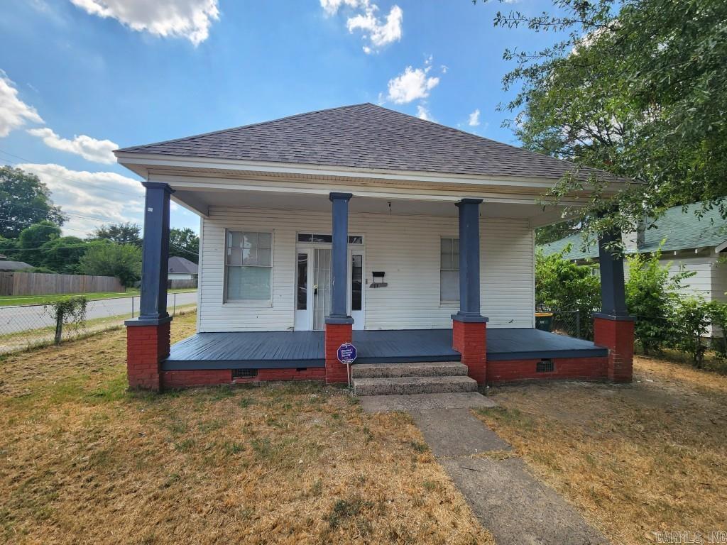 Welcome home to 1601 Chandler in North Little Rock's Holts Industrial neighborhood. Updated 2 bdrm/1 bath home with large dining room, living room and kitchen. Also includes laundry room, fenced yard and large front porch. New flooring, new paint. Agents: See showing and agent remarks.