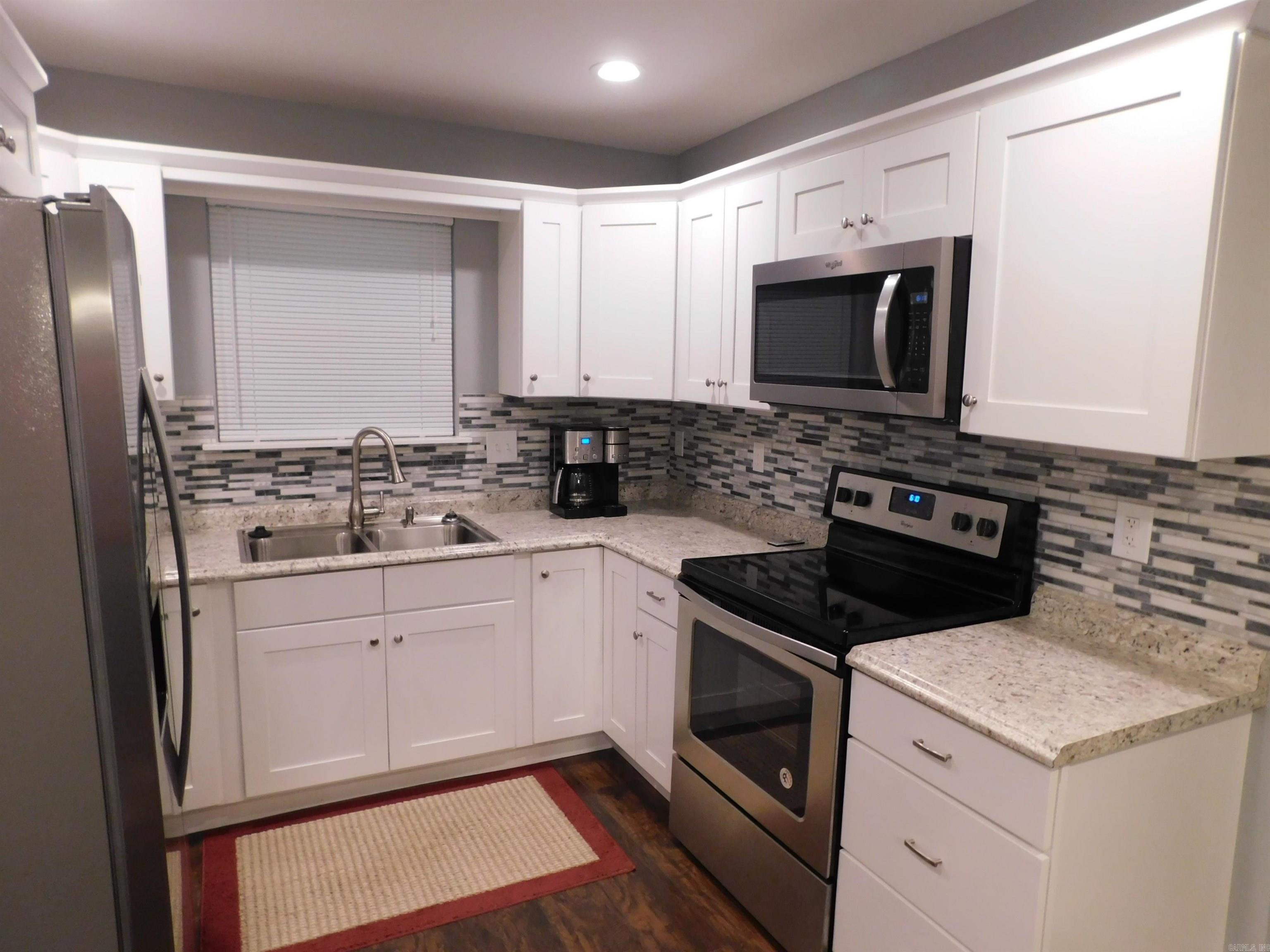 PEBBLE LAKE - Residential