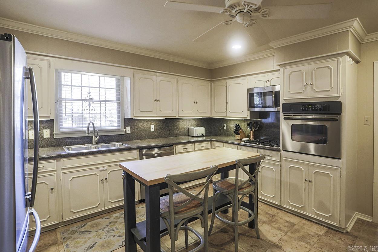 LEAWOOD MANOR - Residential