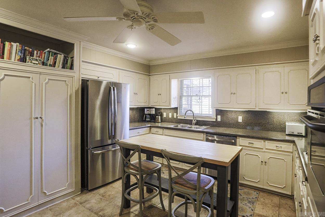 LEAWOOD MANOR - Residential