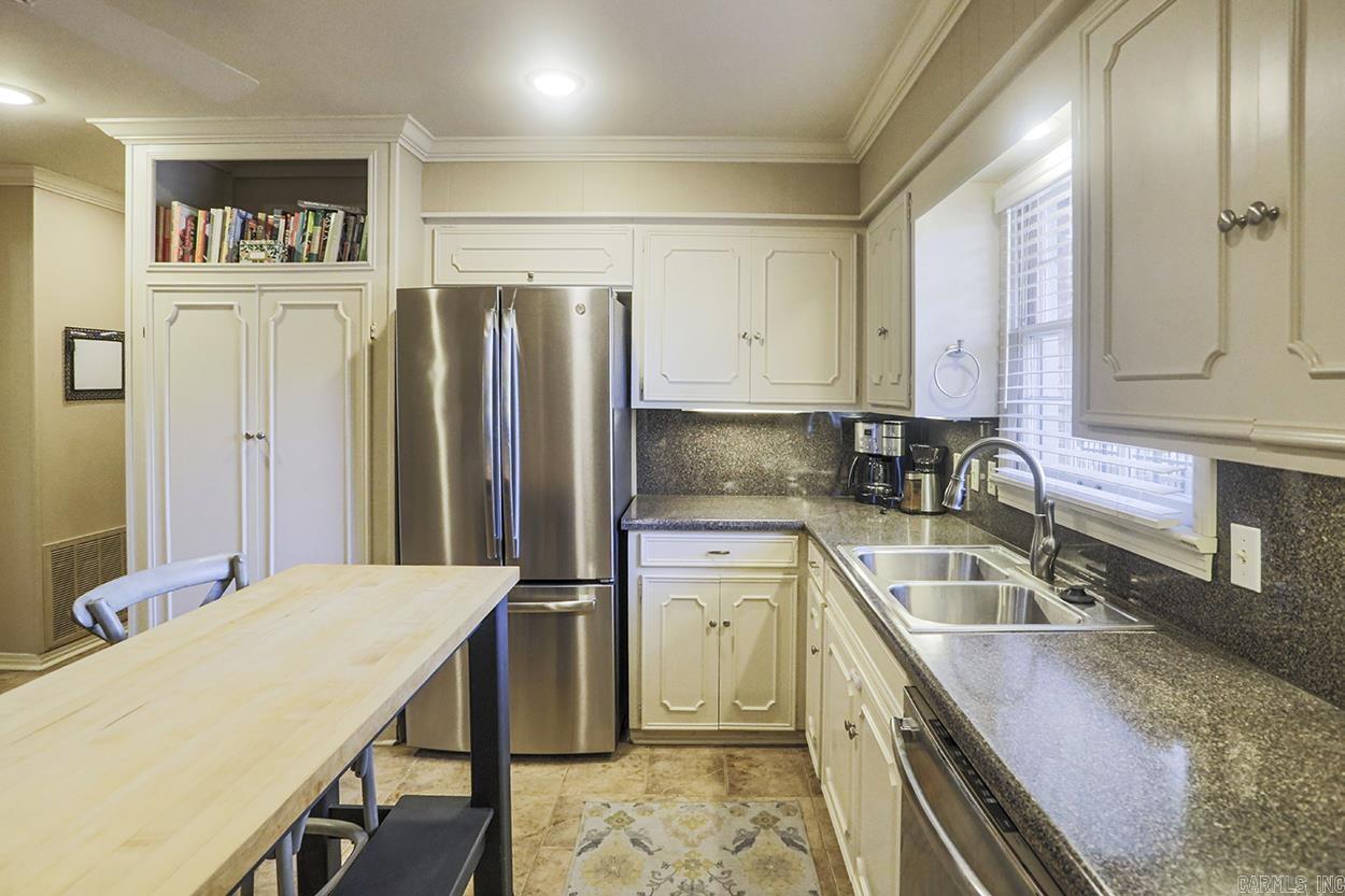 LEAWOOD MANOR - Residential