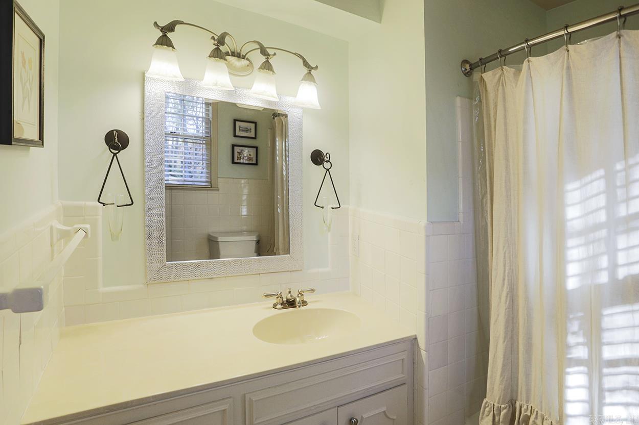 LEAWOOD MANOR - Residential