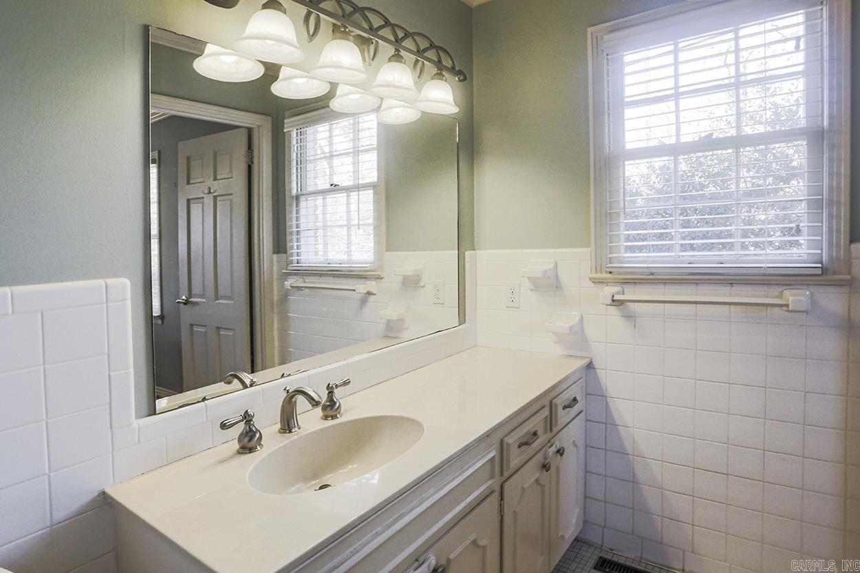 LEAWOOD MANOR - Residential