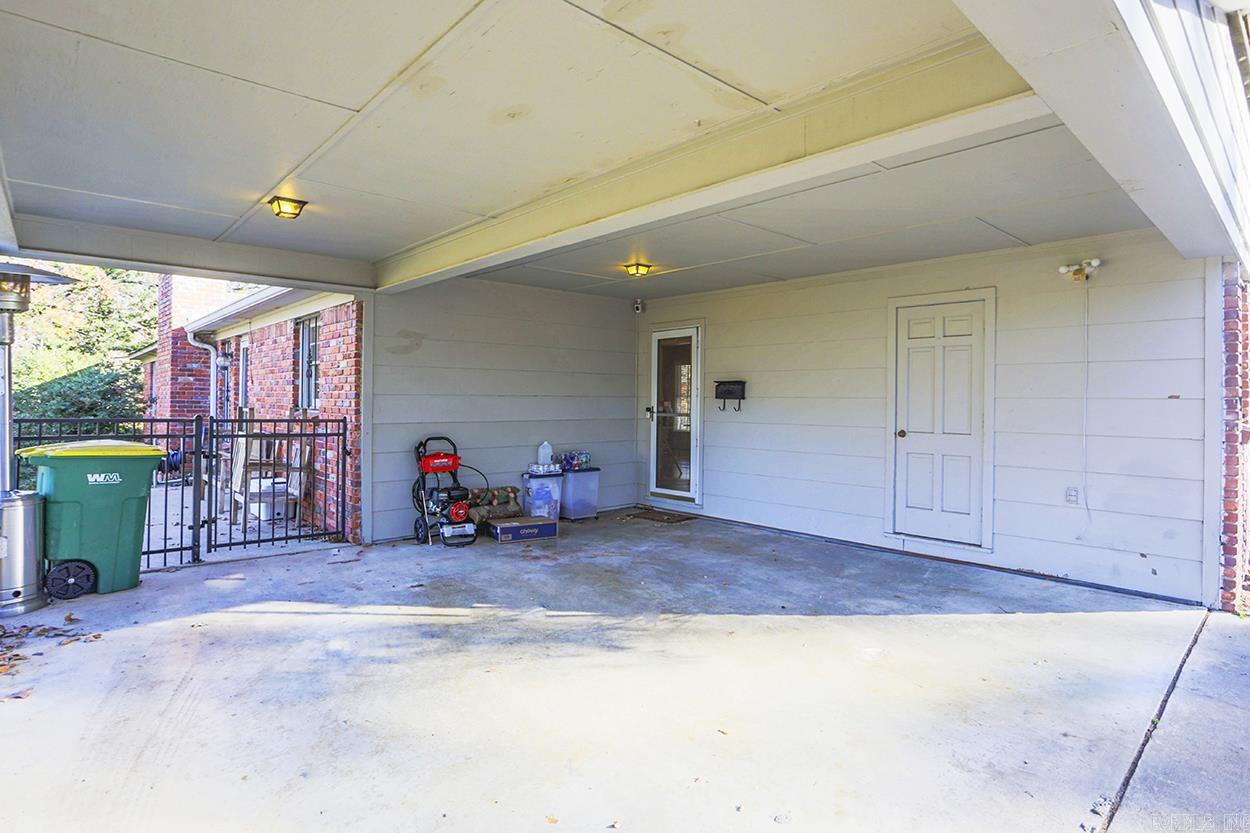 LEAWOOD MANOR - Residential