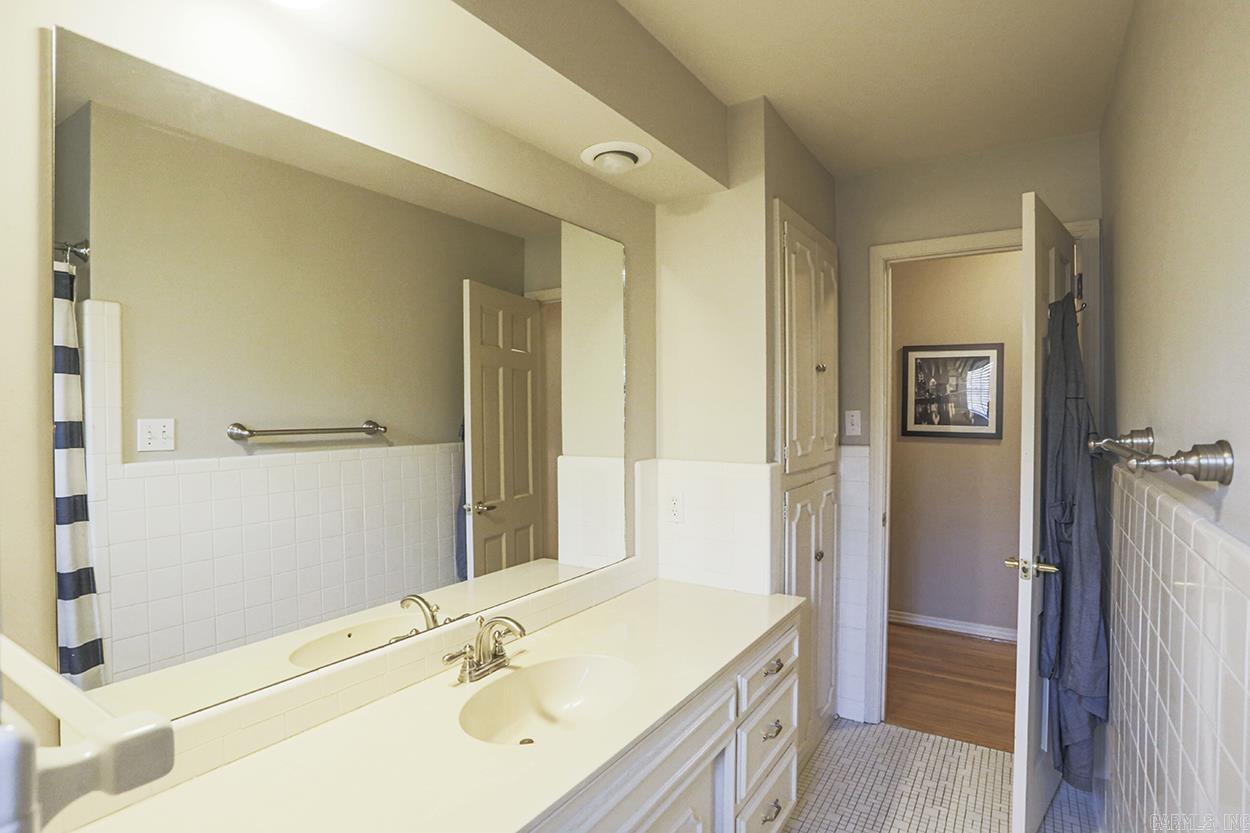 LEAWOOD MANOR - Residential