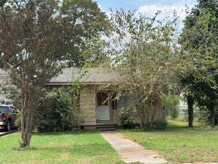 Charming 3-bedroom, 2-bathroom home located right on Main Street. Inside you’ll find a spacious living room and generously sized bedrooms, along with an updated bathroom. The property features a carport in the back with convenient alley access. Enjoy the benefit of being within walking distance to downtown shopping, dining, and many of the city’s amenities—making this home both comfortable and convenient. Call us today to schedule your tour.