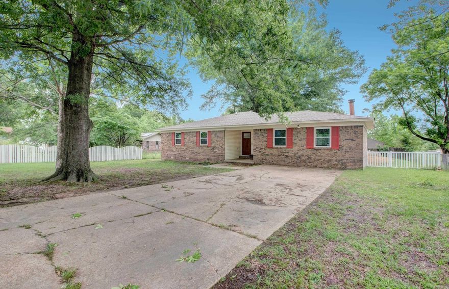 You HAVE to see this cute 3 bed/2 bath home in the heart of Beebe!!! The huge living room and combo kitchen/dining rooms are great for relaxing or hosting friends and family. Located in a quiet cul de sac just down the road from Beebe high school, you will be close to all shopping amenities, restaurants, ASU-Beebe, and minutes from the interstate for easy commute. New energy efficient windows were installed March '26. Whether you are a first time buyer or looking for your little slice of heaven, this is the one for you!! Sellers are offering $5,000 towards buyer's closing costs!!! Call NOW for your own personal showing!!