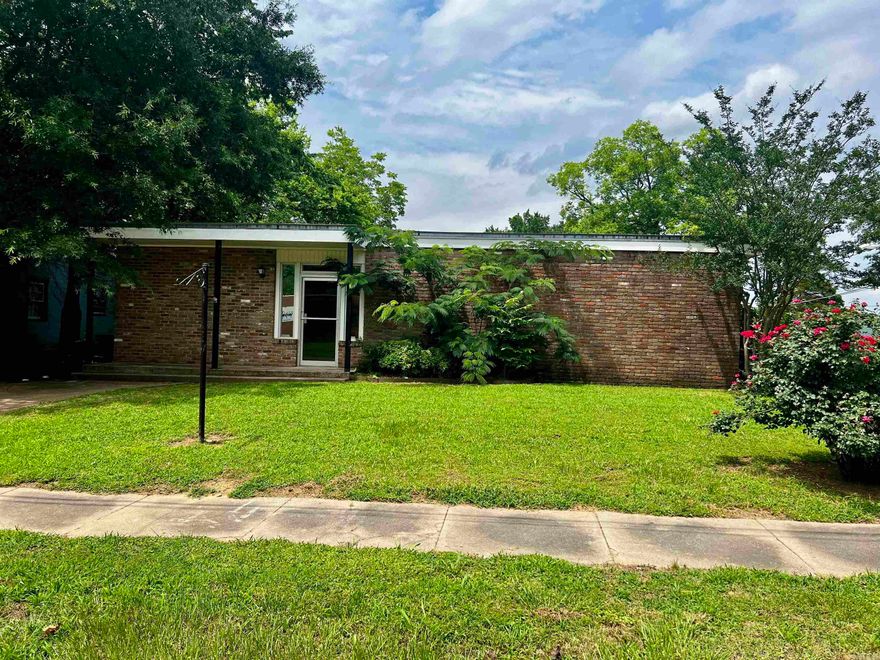 Beautiful office building in Downtown Searcy. Large parking lot in the back of the building with access from N Apple St and 1 parking spot in the front of the building. 4 separate offices, some with nice built in cabinets/shelving plus 2 bathrooms and a common kitchen area. The front room is very large and open with lots of natural lighting. There is also another huge room with lots of built ins and has 2 entrys to that room. There is pretty flooring and neutral paint throughout. New HVAC and new roof both in 2023.