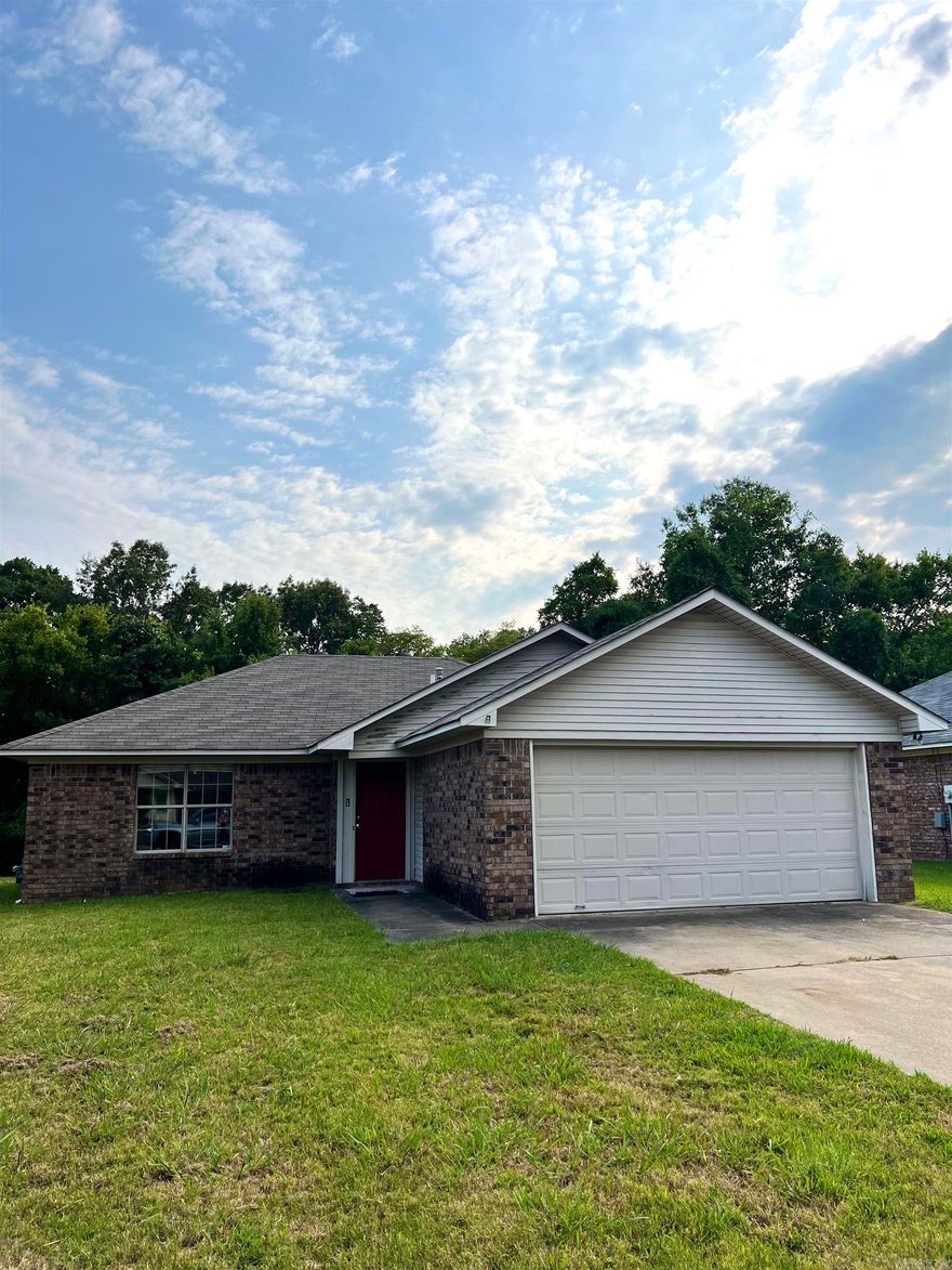 Come see this 3 bed/2 bath -Single Family Home with an attached 2 car garage. Brand new dishwasher, oven, and flooring & paint throughout the whole house. Conway Public School. East Access to highway, schools, shopping, and restaurants.