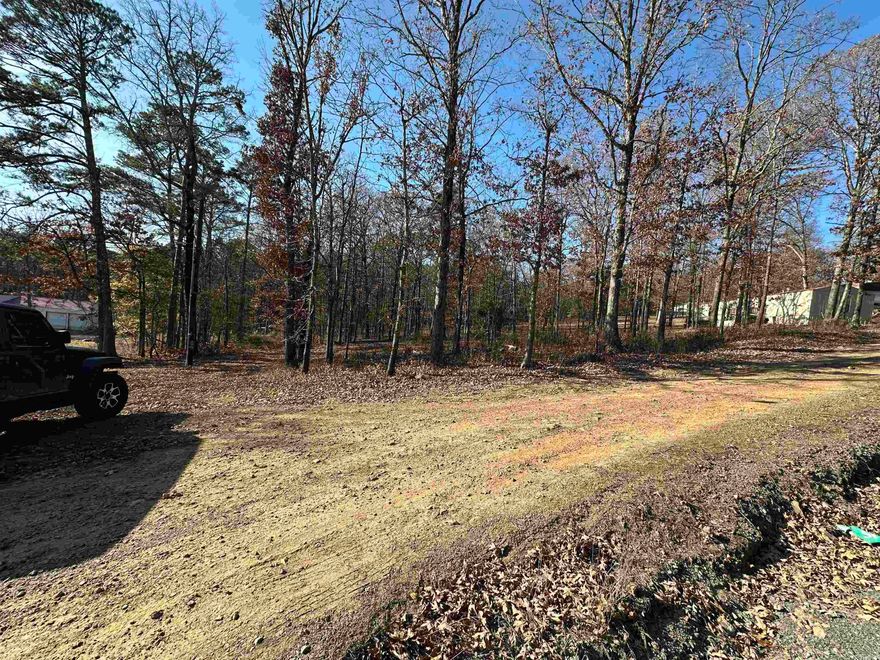 Nice unrestricted lot. Just minutes from town and marinas.