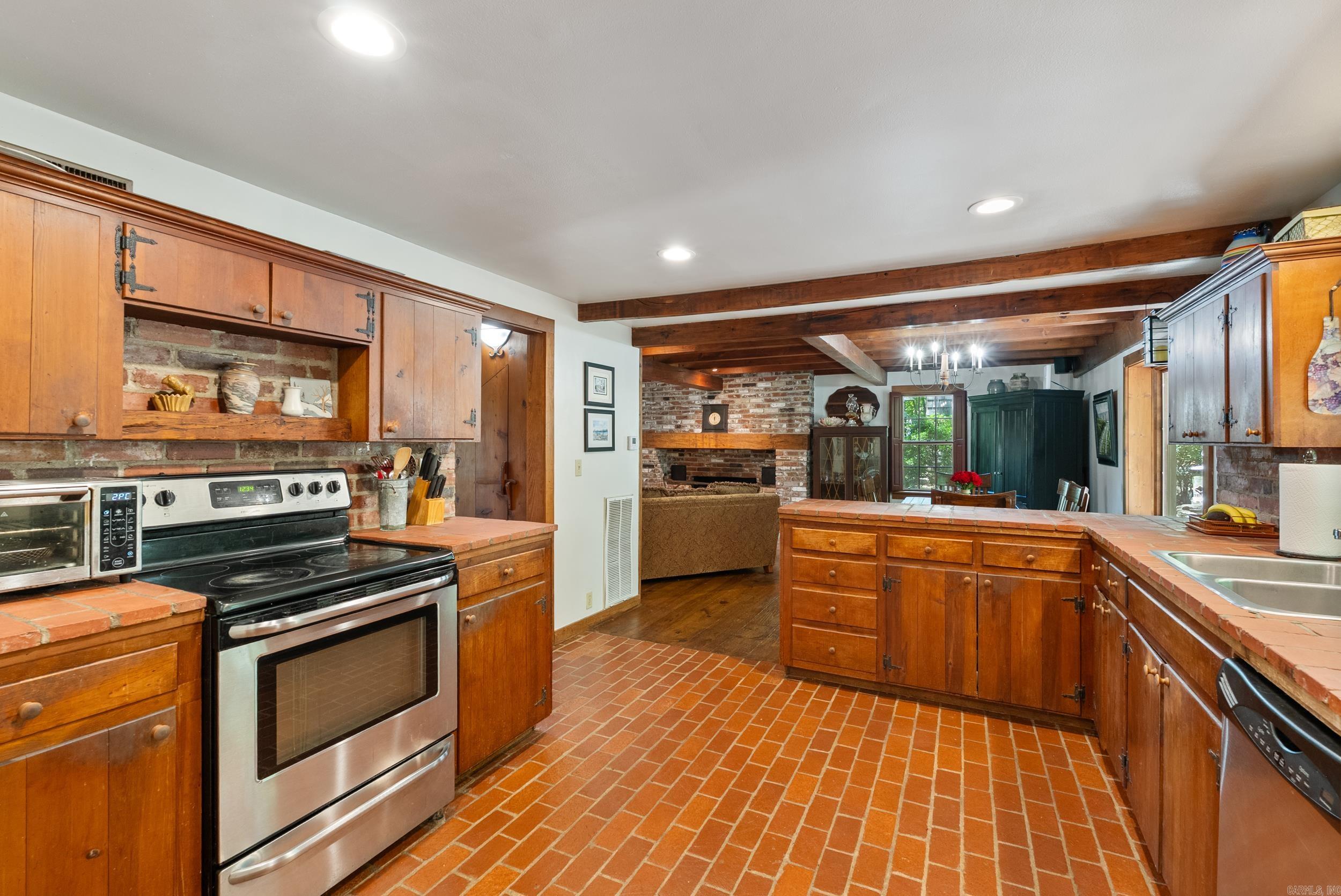 ARKRIDGE LAKE ESTATES - Residential