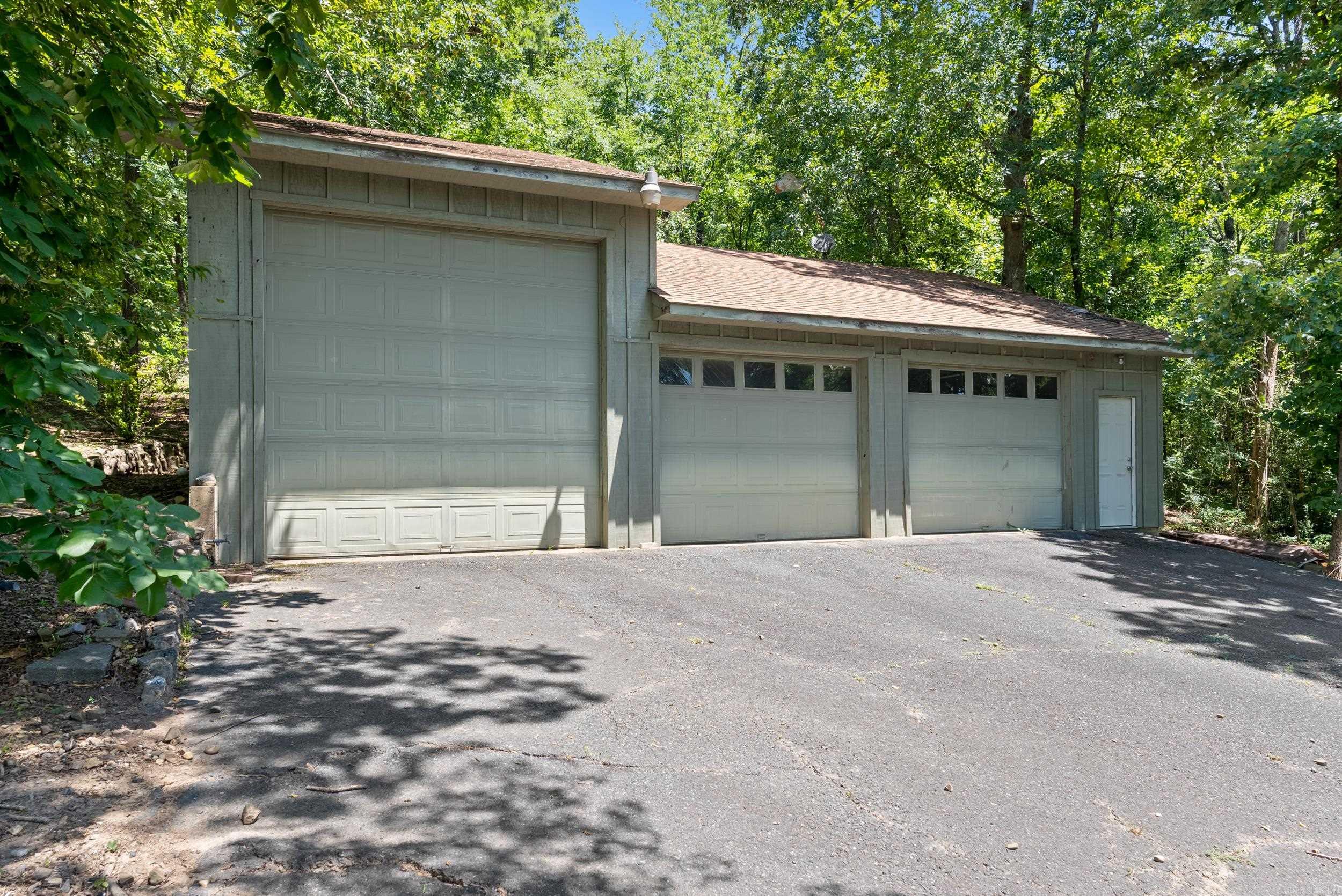 ARKRIDGE LAKE ESTATES - Residential