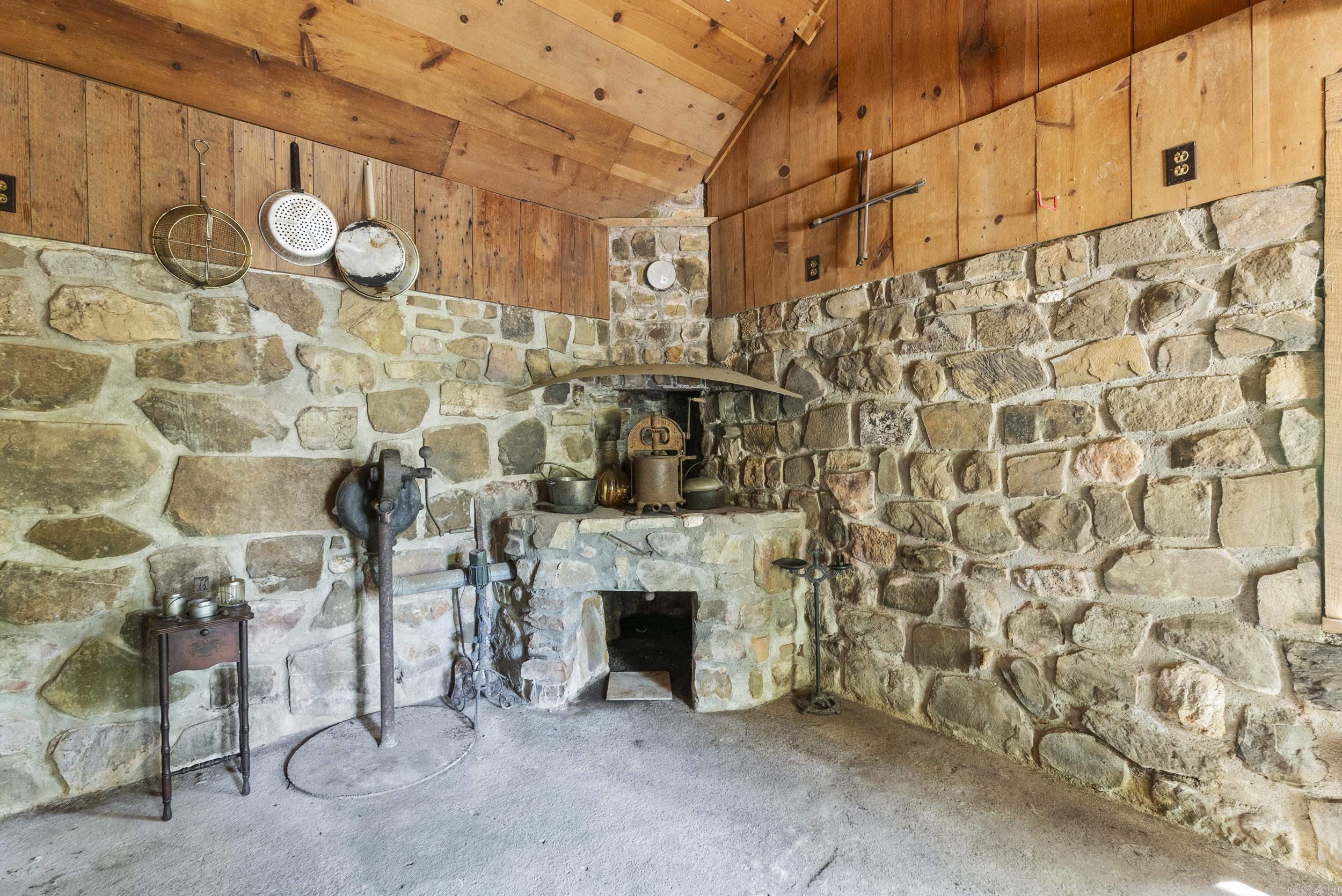 ARKRIDGE LAKE ESTATES - Residential