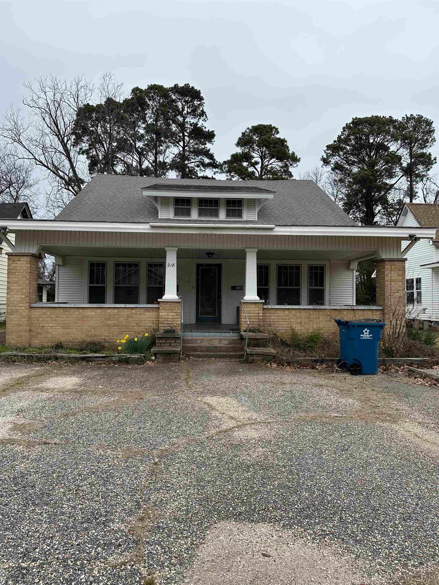 Large home with a lot of potential. Most recently has been a residence but has been an insurance office in the past. There are many possibilities with this one. **No sellers property disclosure** **Sale is subject to court approval**