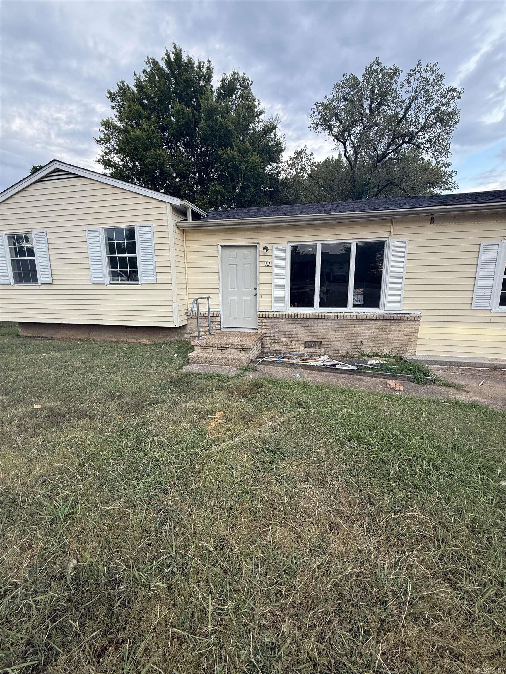 3 bedroom, 1 bath renovated home in the heart of batesville. complete with new roof, new flooring, updated kitchen and bathroom. This is a great starter home or investment property. *agent is spouse of the seller who flips houses for a living, but not an owner*