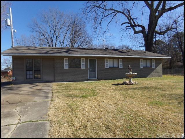 *LITTLE ROCK* CUTE HOME IN CHICOT TERRACE!! This 3 Bedroom And 1 Bath Home Features Over 1400 Sqft! Range, Refrigerator, Dishwasher and Washer/Dryer Included!! Attached Pad For Parking! Fenced In Backyard! AVAILABLE NOW!!! <a href='https://raineyrealty.com/virtualtour.php?r=XTlVM0'> Click here for a 360° Virtual Tour</a>
