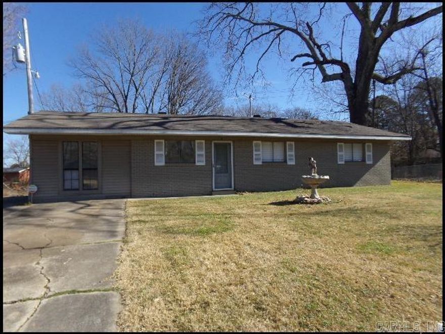 *LITTLE ROCK* CUTE HOME IN CHICOT TERRACE!! This 3 Bedroom And 1 Bath Home Features Over 1400 Sqft! Range, Refrigerator, Dishwasher and Washer/Dryer Included!! Attached Pad For Parking! Fenced In Backyard! AVAILABLE NOW!!! <a href='https://raineyrealty.com/virtualtour.php?r=XTlVM0'> Click here for a 360° Virtual Tour</a>