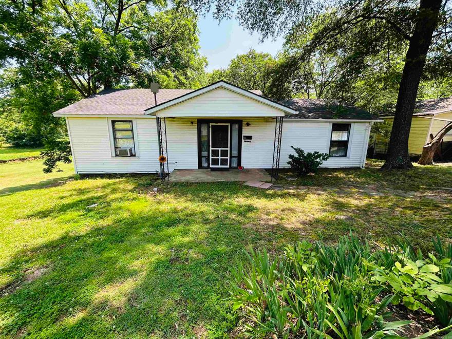 CHARMING 3-Bedroom, 1-bath home sitting on two spacious lots in the heart of Morrilton! This home is full of potential and ready for your personal touch. Whether your a first time home buyer, or an investor looking for their next project, this is it! Don't miss out on this great location!  Call me today to schedule your showing.