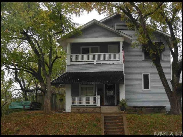 *LITTLE ROCK* VERY NICE DUPLEX IN CAPITOL VIEW NEIGHBORHOOD ON CORNER LOT!! This 3 Bedroom And 2 Bath Rear Unit Features 1350 Sqft! Gas Range, Refrigerator (As-Is), And Dishwasher Provided In The Kitchen! Washer And Dryer Included (As-Is)! Bedrooms Located Upstairs! Central Heat And Air! Fenced Backyard! Alley Or Street Parking! Water Will Be Back-Charged To Tenant Based On Monthly Usage! PET FRIENDLY!! AVAILABLE NOW!!!