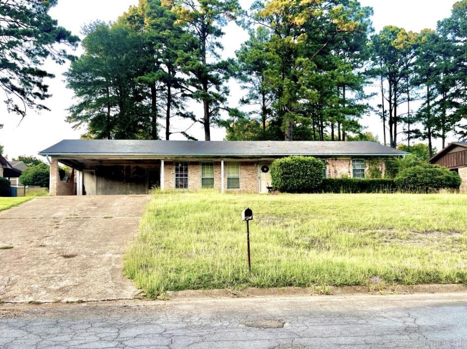 Have you been waiting on the perfect remodeling project to create the home of your dreams? Your vision will be rewarded in this established neighborhood as you build equity -- a diamond in the rough, but still a diamond! **Please inquire about the known issues for remediation**