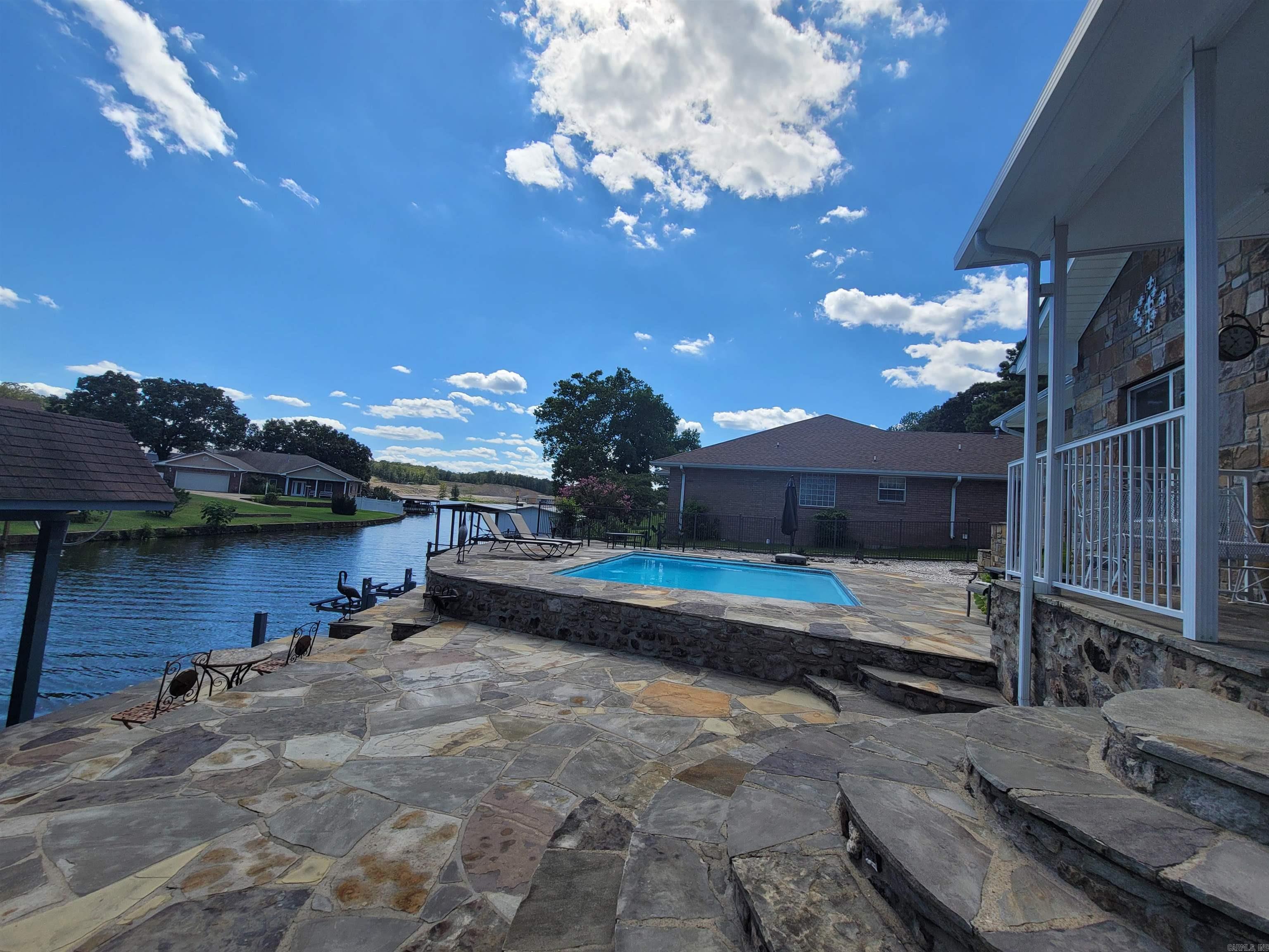 FOUR OAKS - Residential