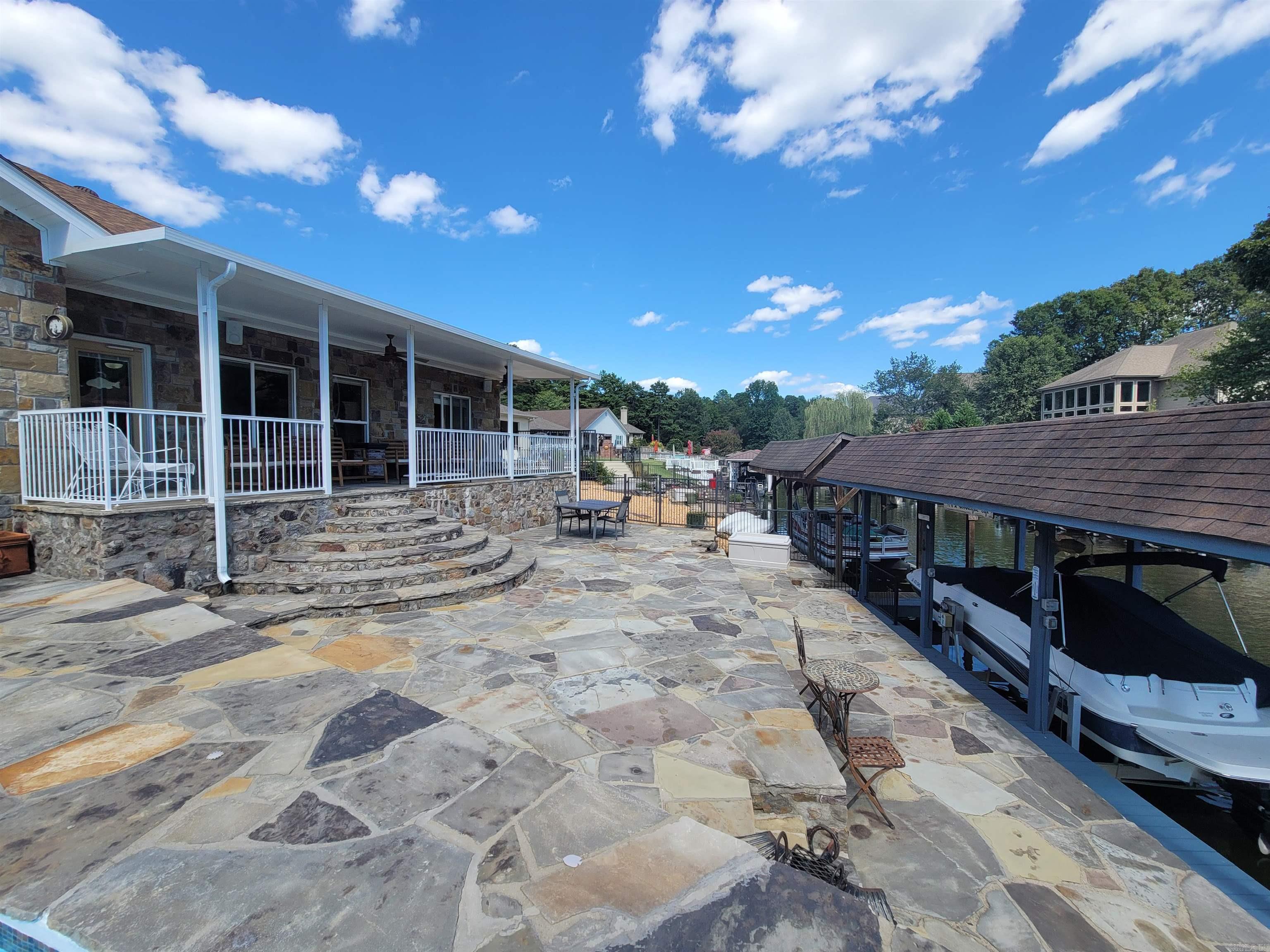 FOUR OAKS - Residential