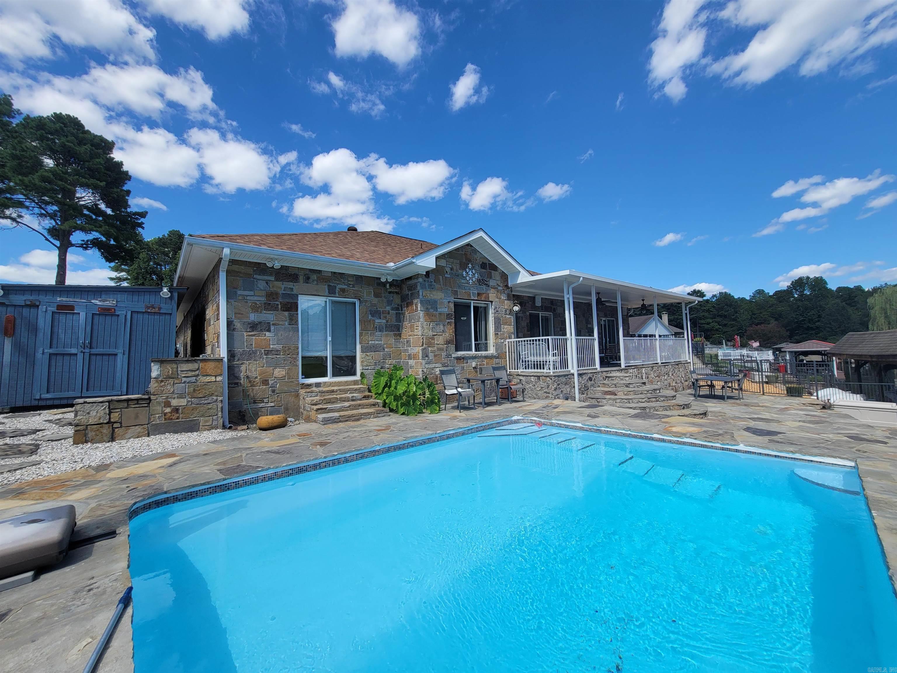 FOUR OAKS - Residential
