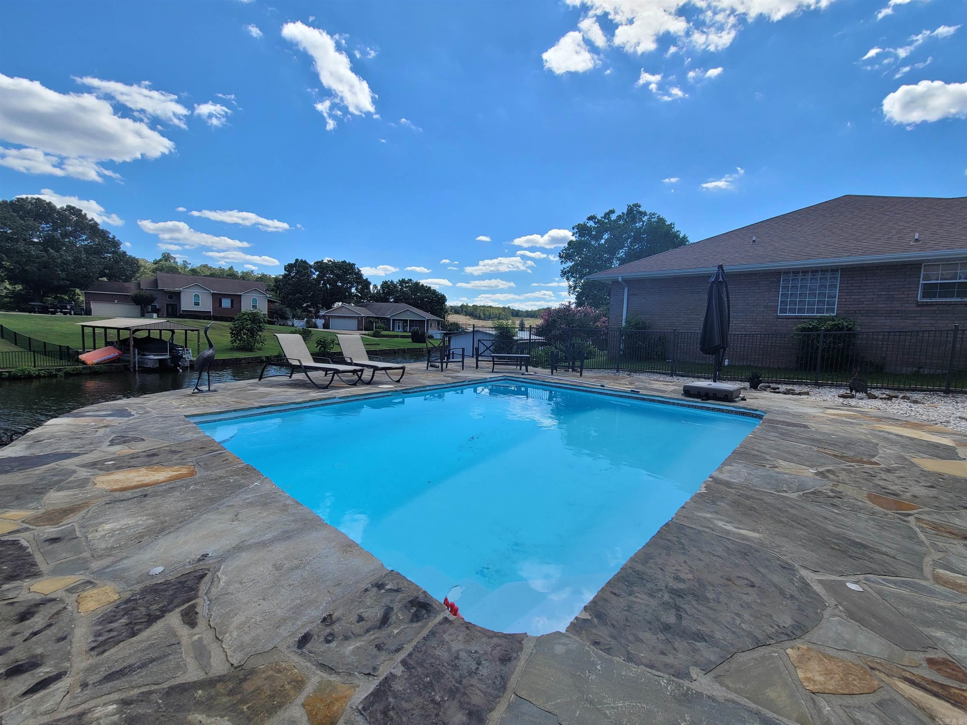 FOUR OAKS - Residential