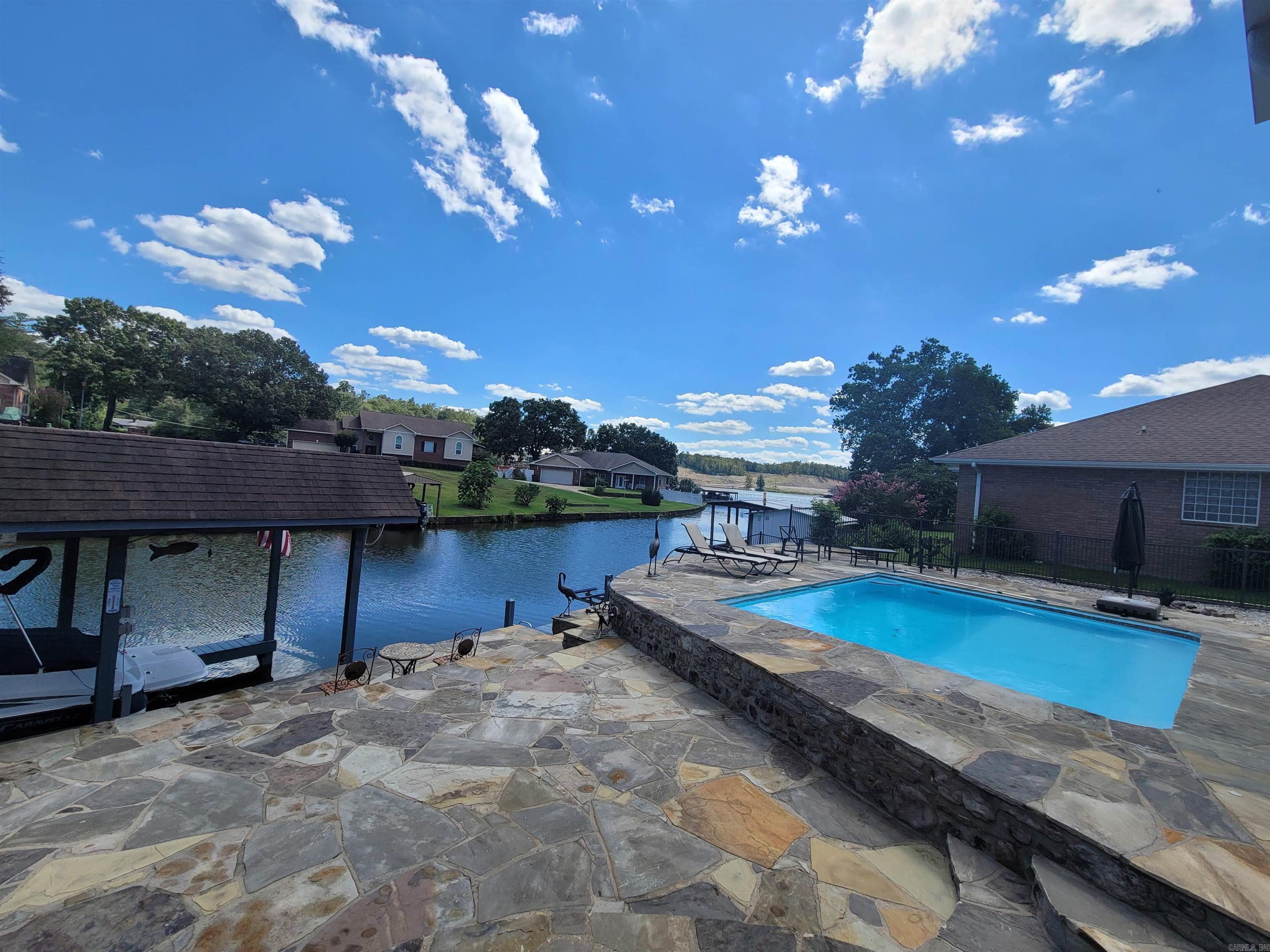FOUR OAKS - Residential