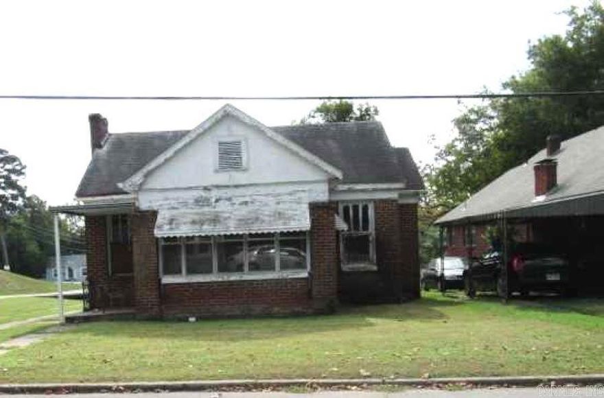 Check out this home! Vacant, to schedule a showing please us showing time online. Agents see remarks! Please sign the hold harmless document and email into the 2nd agent before showing.