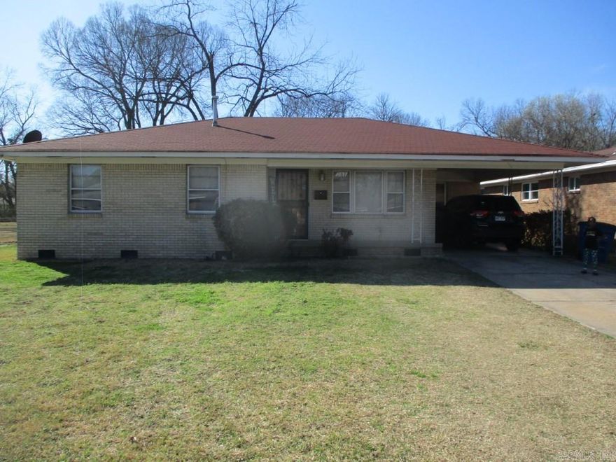 THIS CUTE 3 BEDROOM 1.5 BATH HOME IS LOCATED IN THE HEART OF NLR CLOSE TO SCHOOLS, PARKS, AND SHOPPING.  THIS HOME FEATURES A LARGE KITCHEN, COVERED PARKING, A LARGE STORAGE BUILDING, AND A FENCED IN BACK YARD.  DON'T MISS OUT ON THIS GREAT SPACE BUY!!  4 OTHER HOUSES ON THIS SAME STREET ARE AVAILABLE AS A PACKAGE DEAL.  SEE AGENET REMARKS AND CALL 501-240-2540 TO SCHEDULE A SHOWING.  24 HOUR NOTICE IS NEEDED.  NO DISCLOSURES AVAILABLE.