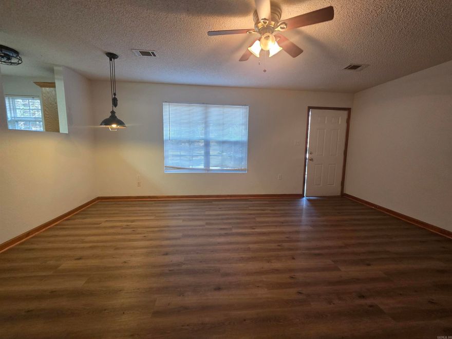 Cozy updated 2bd/1bth duplex close to Shopping dining and more. Would be perfect for a small family or Roommates.