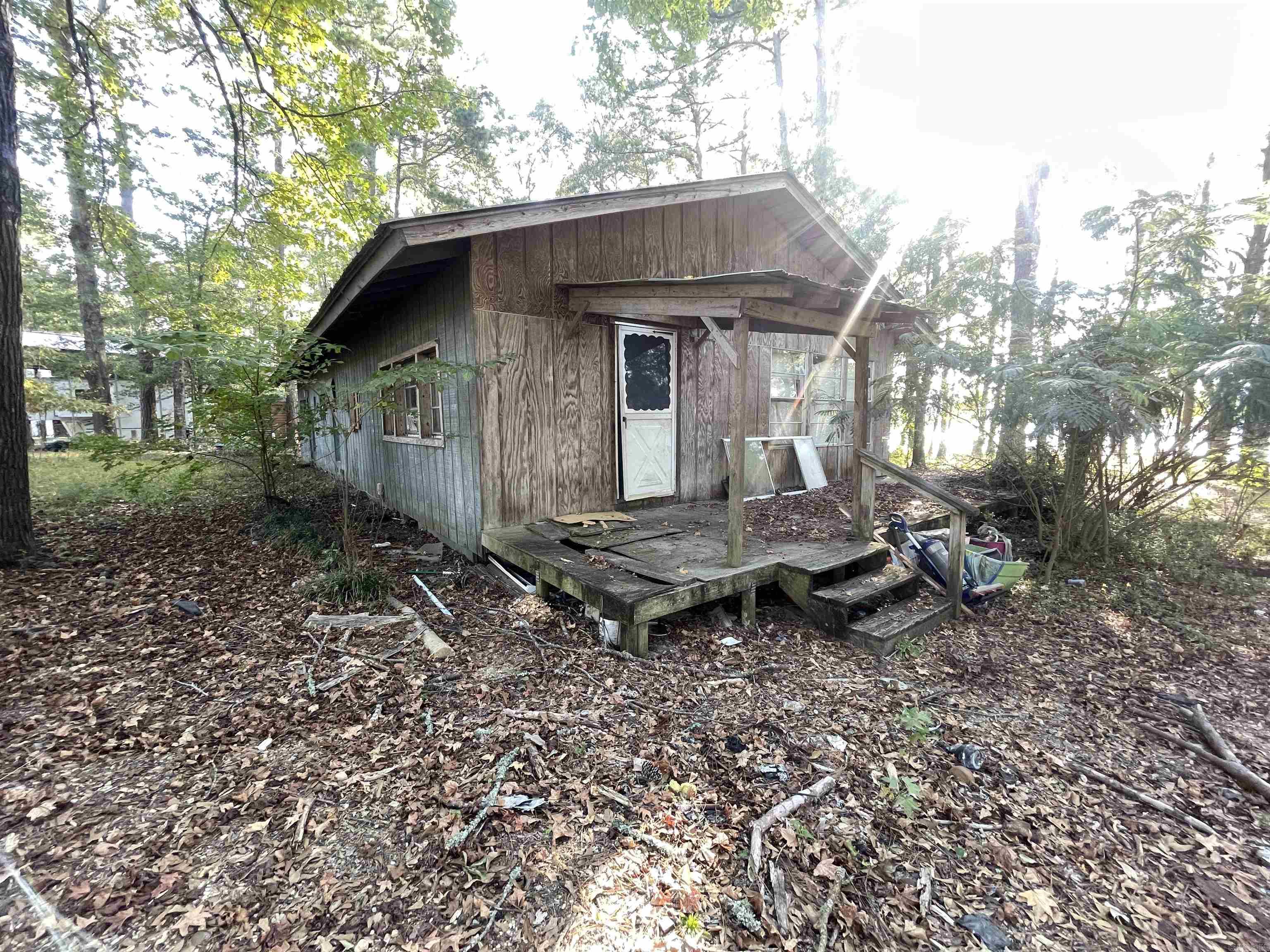 With a unique curved shoreline, this prime lakefront property on Upper White Oak Lake offers a gorgeous view and access to the water. For more on the property's condition, see agent notes or request more info.